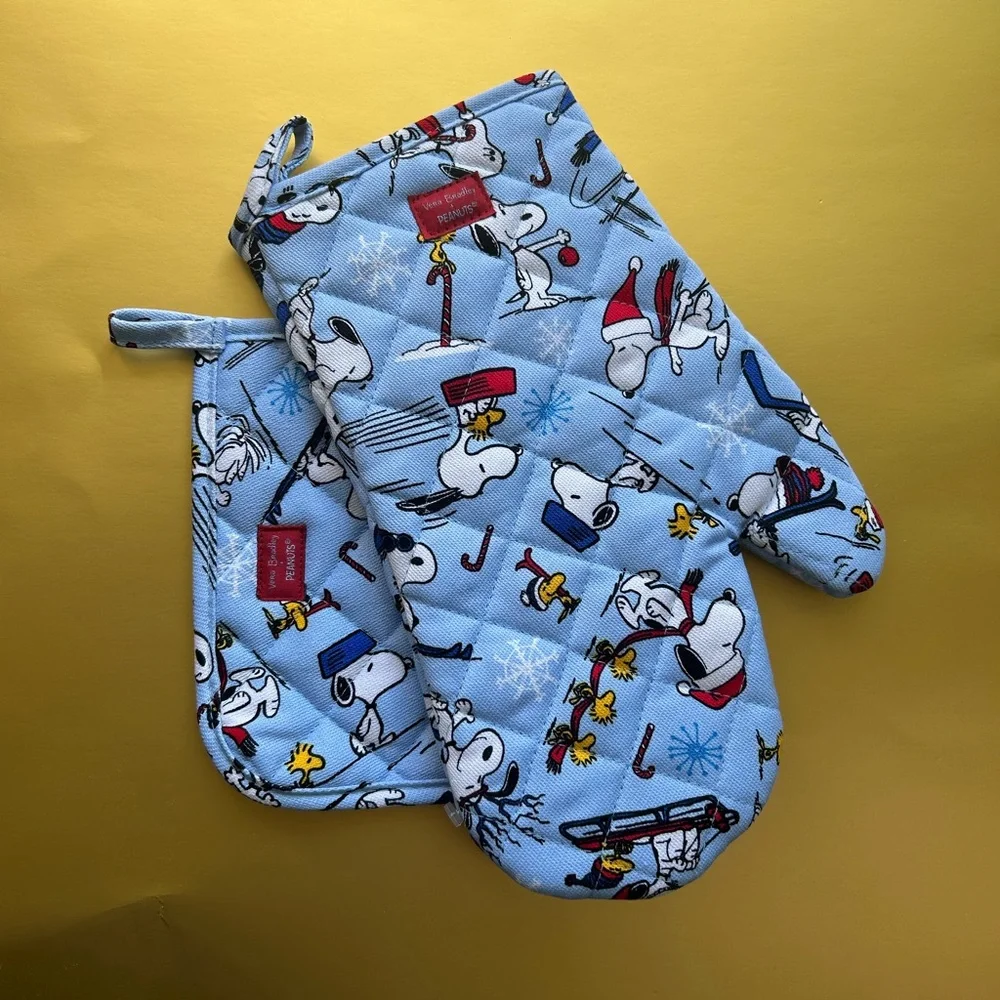 NWOT! PEANUTS SNOOPY CHRISTMAS OVEN MITT AND POTHOLDER SET. - Picture 1 of 7